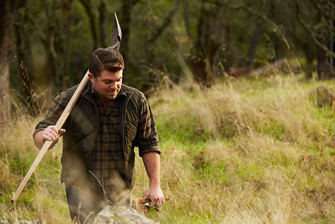 Böen lifestyle image featuring Joe Wagner walking through a an overgrown field